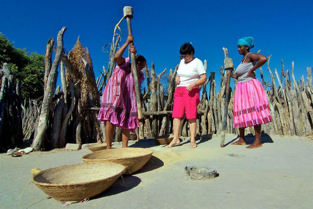 Ongula Village Homestead Lodge Ondangwa Buitenkant foto